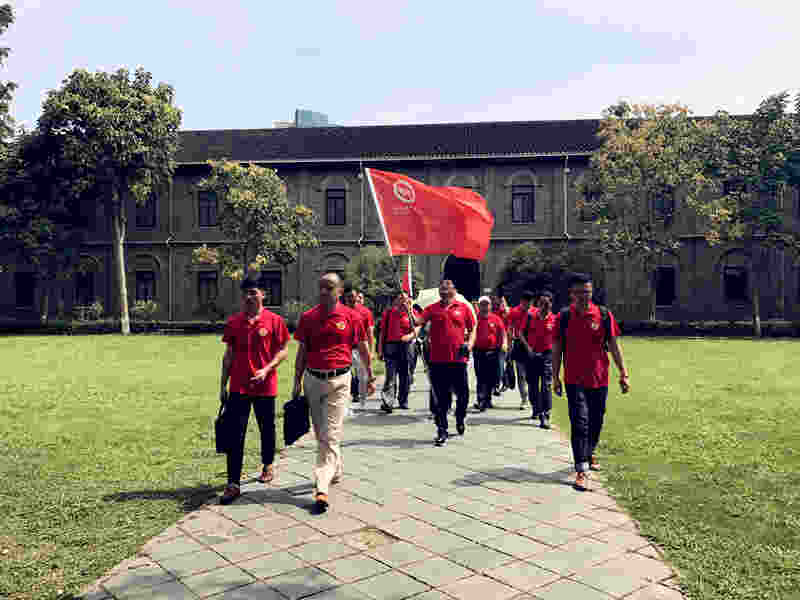 参观五大会址纪念馆