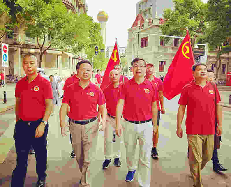 参观中共中央机关旧址