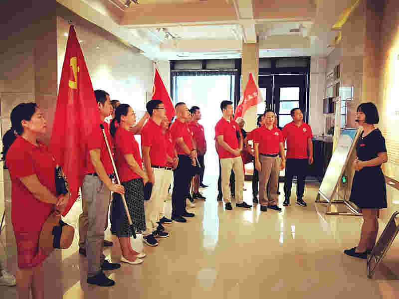 参观中共中央机关旧址