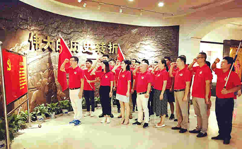 参观中共中央机关旧址