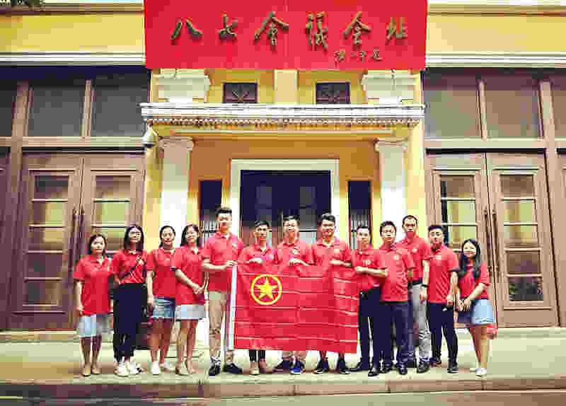 参观中共中央机关旧址